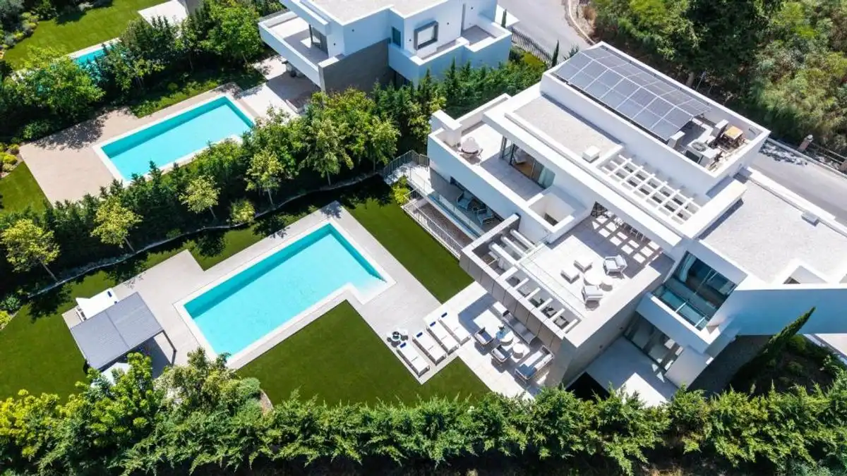 Vista exterior de Casa o xalet en venda en Estepona amb Aire condicionat, Calefacció i Jardí privat