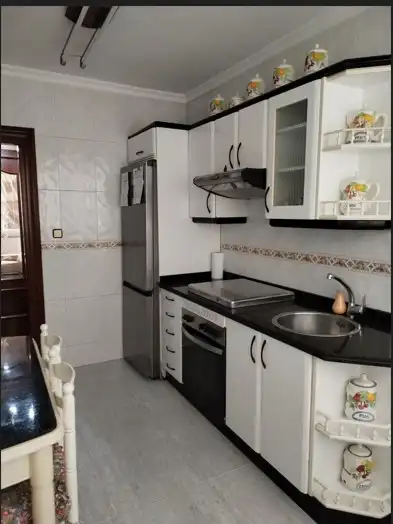 Cocina de Piso en venta en Gijón  con Calefacción, Jardín privado y Amueblado