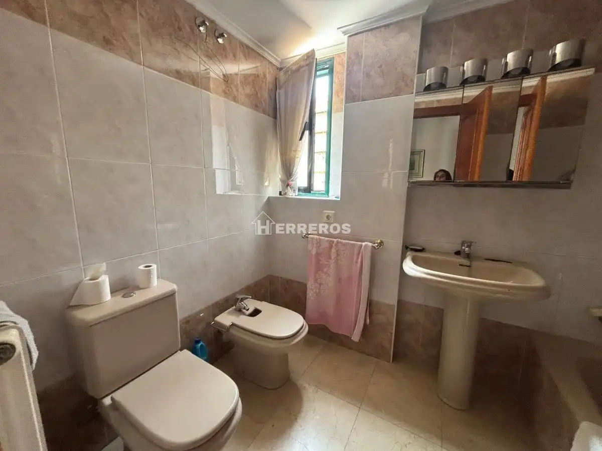 Baño de Piso en venta en  Logroño con Calefacción, Terraza y Trastero