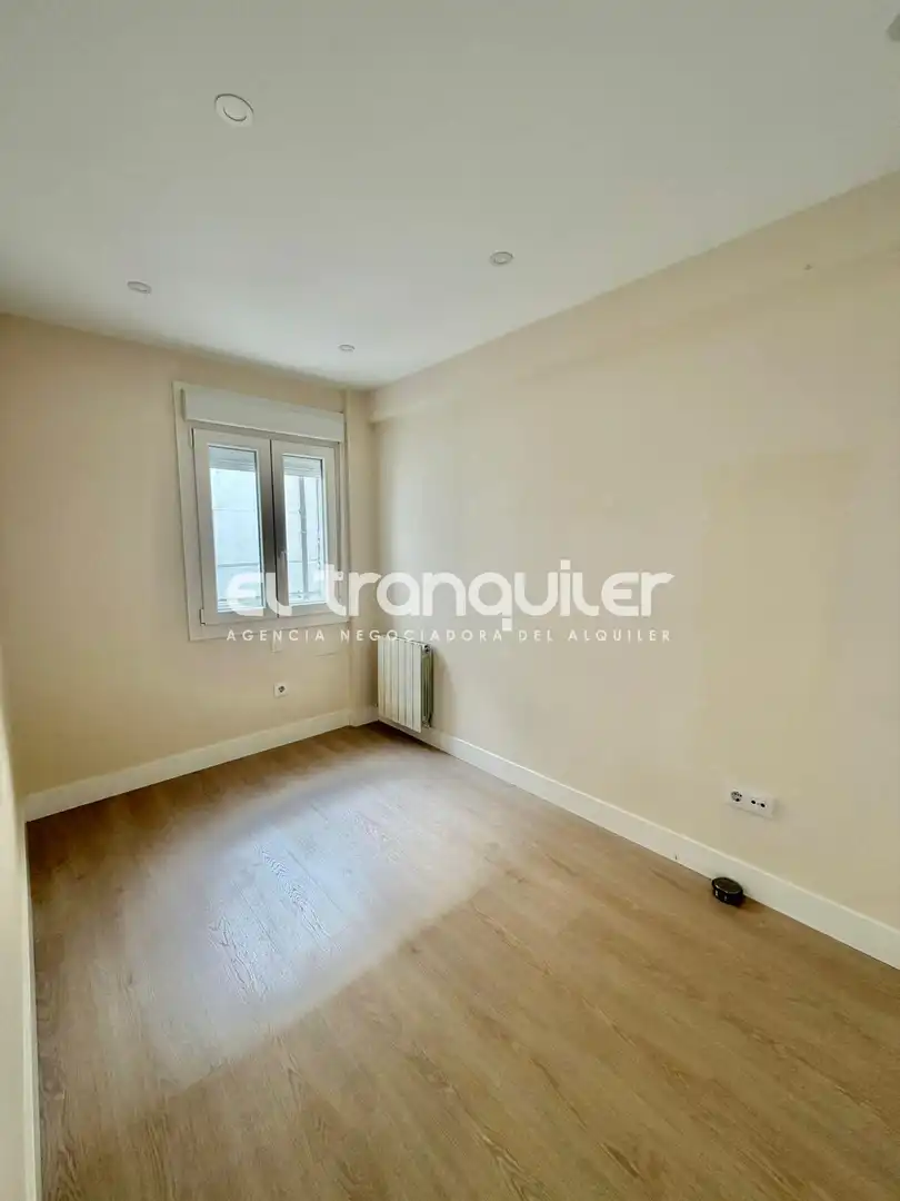 Bedroom of Flat for rent in Madrid  with Air Conditioner and Washing machine