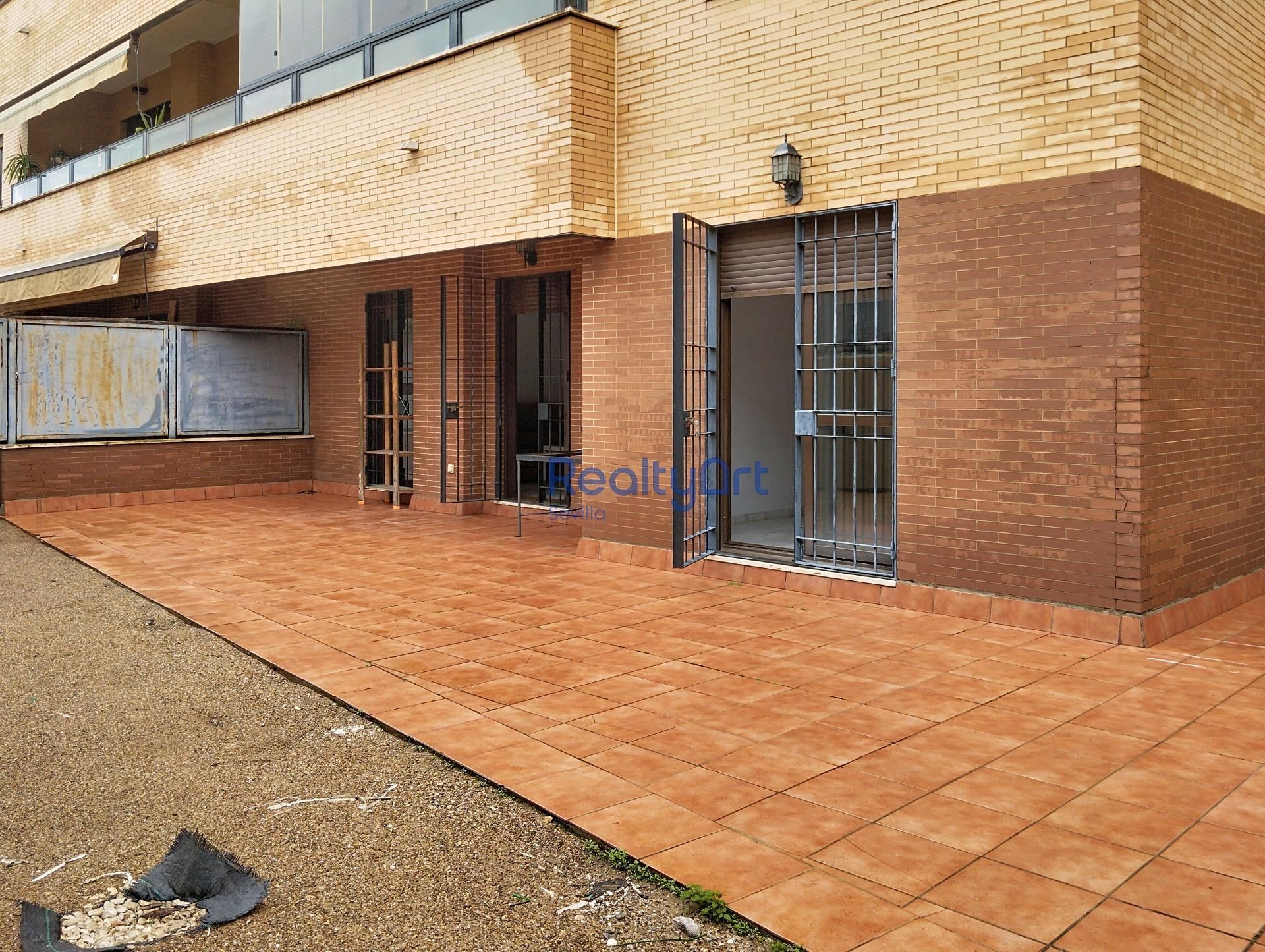 Vista exterior de Piso en venta en Mairena del Aljarafe con Aire acondicionado, Calefacción y Jardín privado