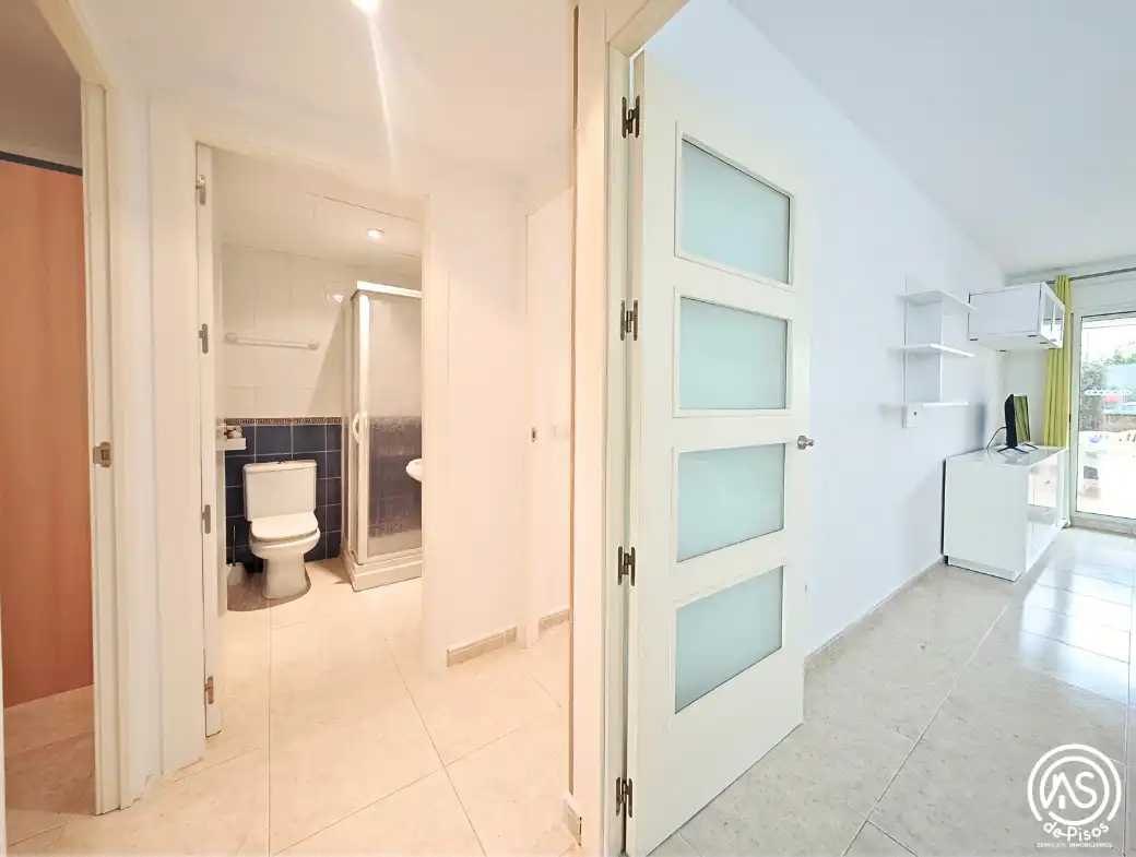 Bany de Apartament de lloguer en Mont-roig del Camp amb Aire condicionat, Calefacció i Jardí privat