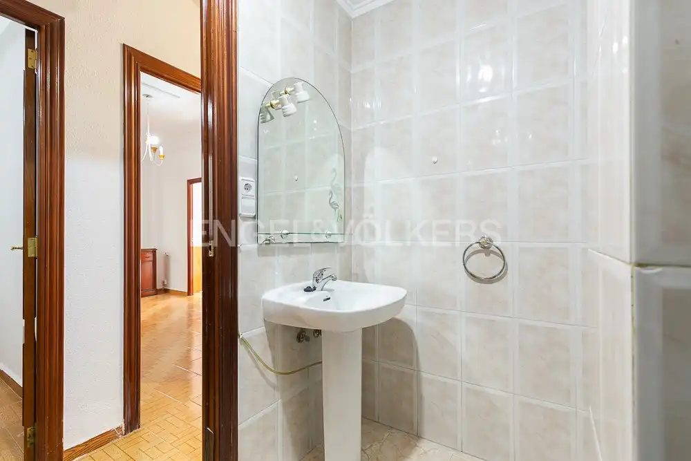Bathroom of Flat for rent in Valencia  with Air Conditioner, Heating and Pets allowed