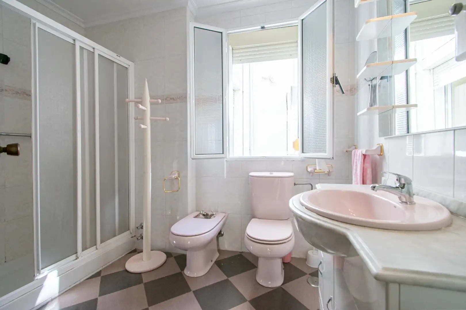 Bathroom of Flat for sale in Sevilla  with Air Conditioner, Heating and Storage room