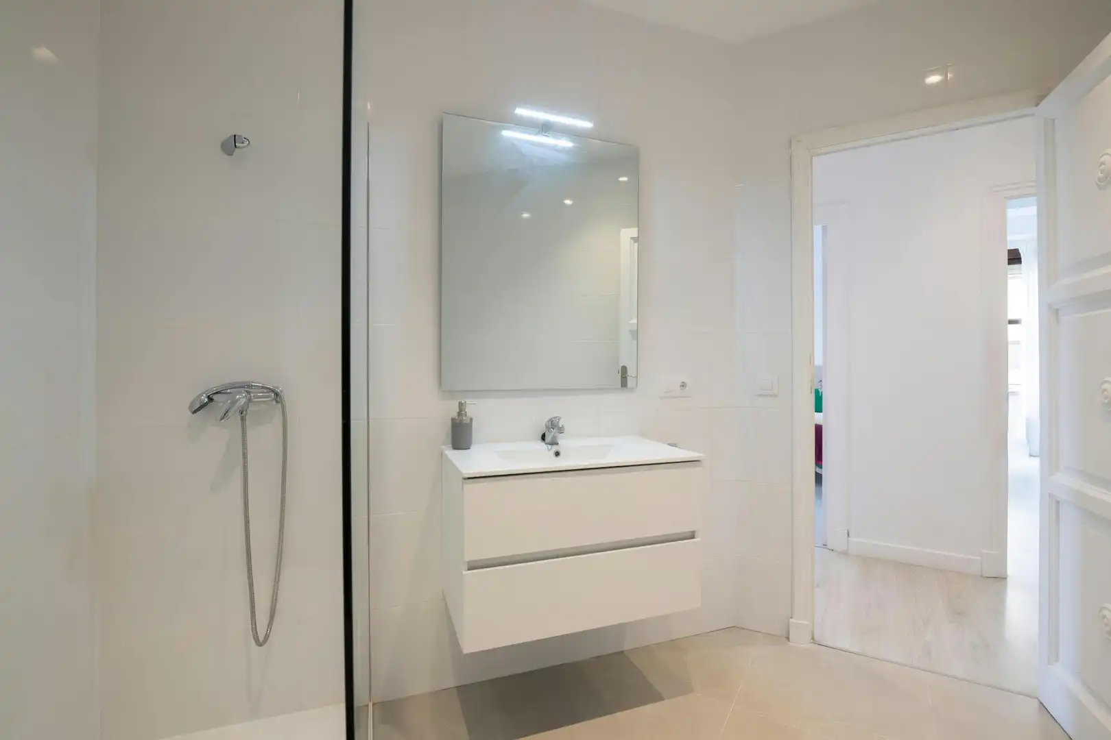 Bathroom of Flat for rent in Valencia  with Heating, Washing machine and TV