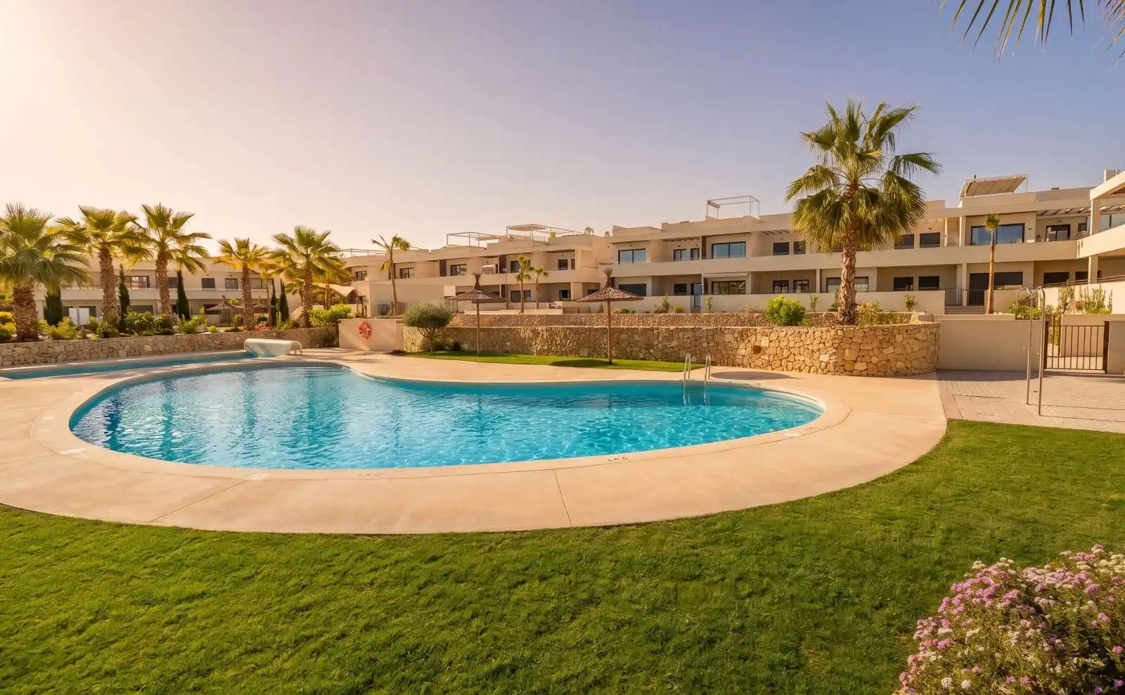 Piscina de Apartament per a compartir en Torrevieja amb Aire condicionat, Terrassa i Moblat