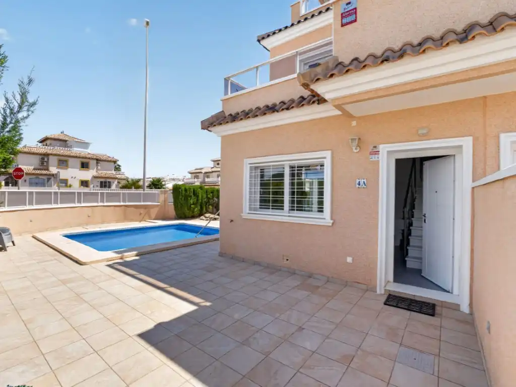 Vista exterior de Casa adosada en venta en Orihuela con Aire acondicionado, Jardín privado y Terraza