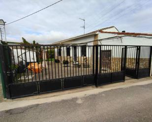 Vista exterior de Casa o xalet en venda en  Logroño amb Calefacció i Jardí privat