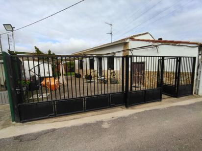 Vista exterior de Casa o xalet en venda en  Logroño amb Calefacció i Jardí privat