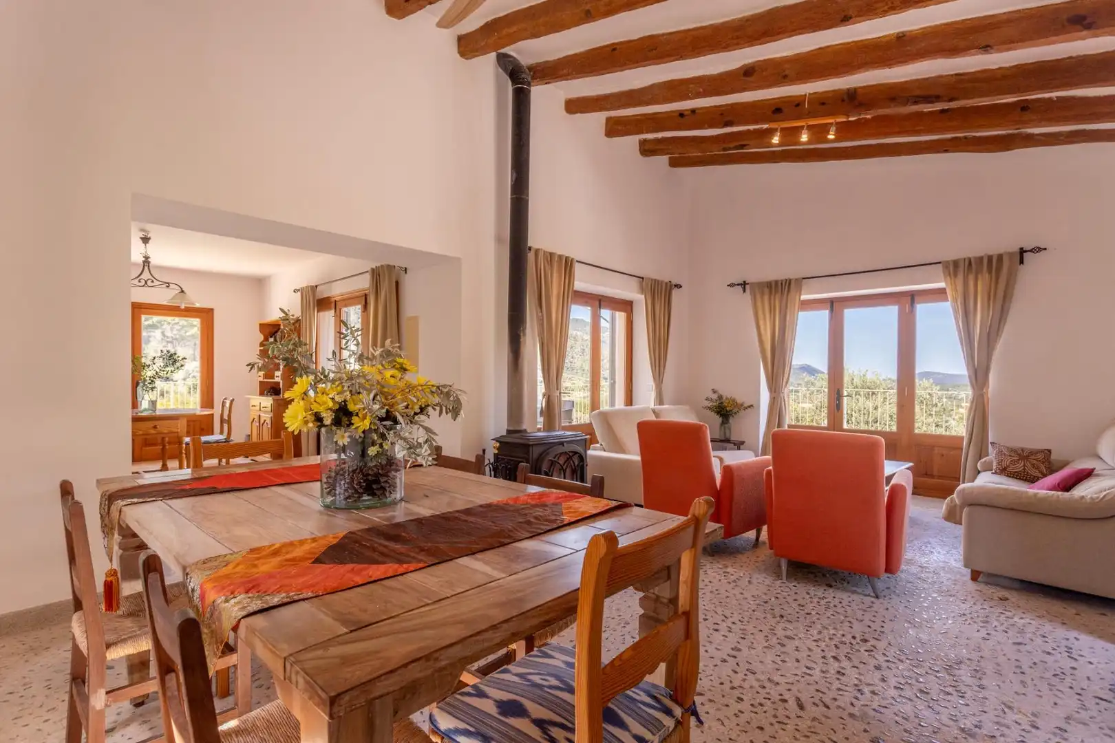Comedor de Finca rústica de alquiler en Selva con Jardín privado