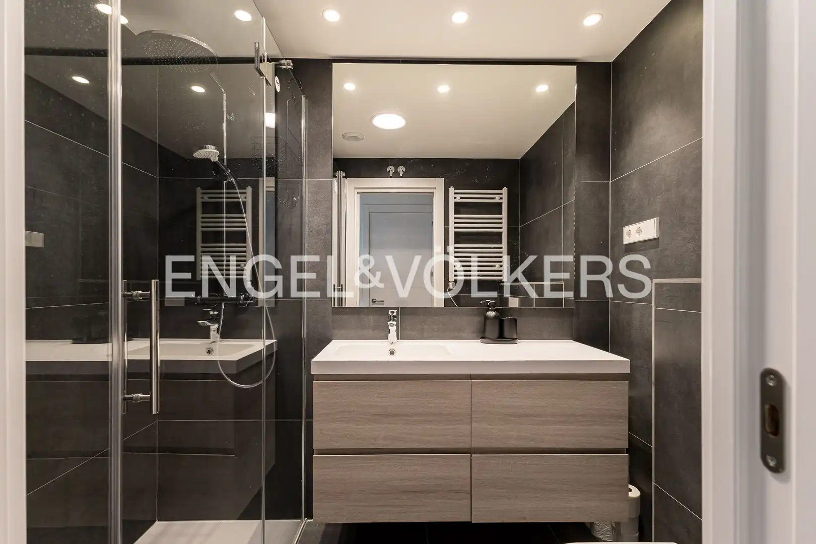 Badezimmer von Wohnung zum Verkauf in Madrid mit Klimaanlage, Heizung und Privatgarten