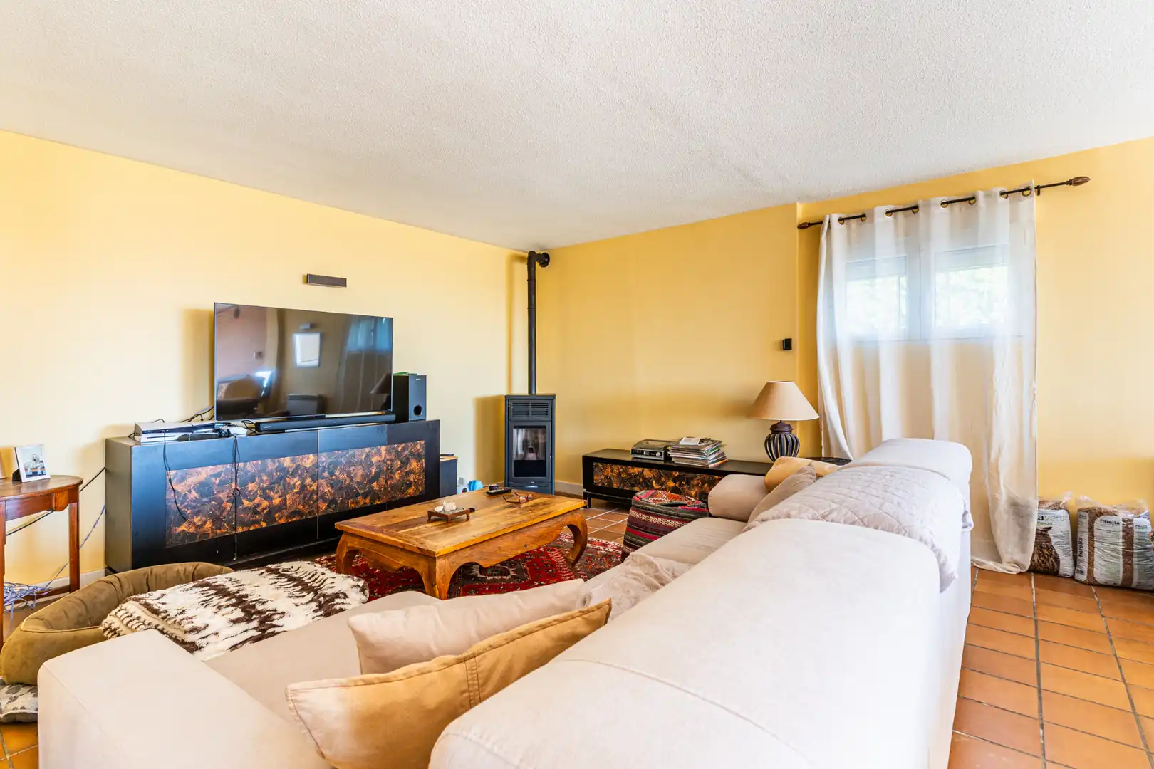 Sala de estar de Casa adosada en venta en Torrelodones con Calefacción, Jardín privado y Piscina