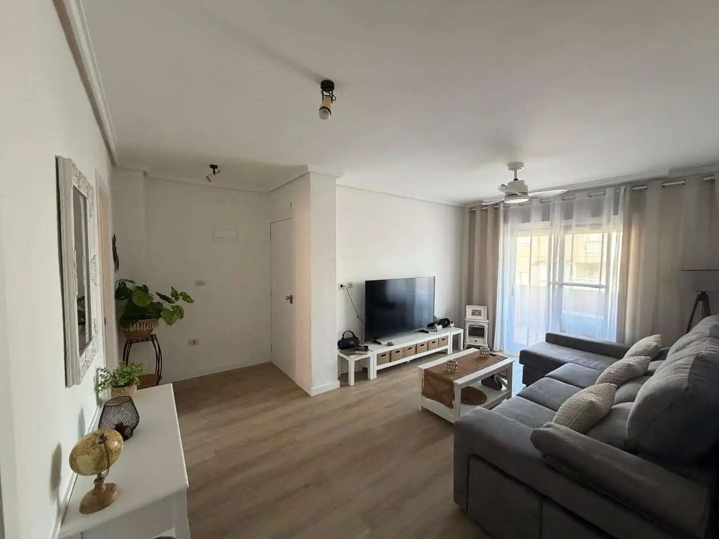 Sala d'estar de Apartament de lloguer en Sueca amb Parquet, Terrassa i Moblat