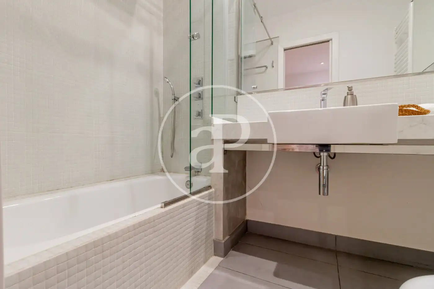Badezimmer von Wohnung zur Miete in Madrid mit Klimaanlage, Heizung und Möbliert