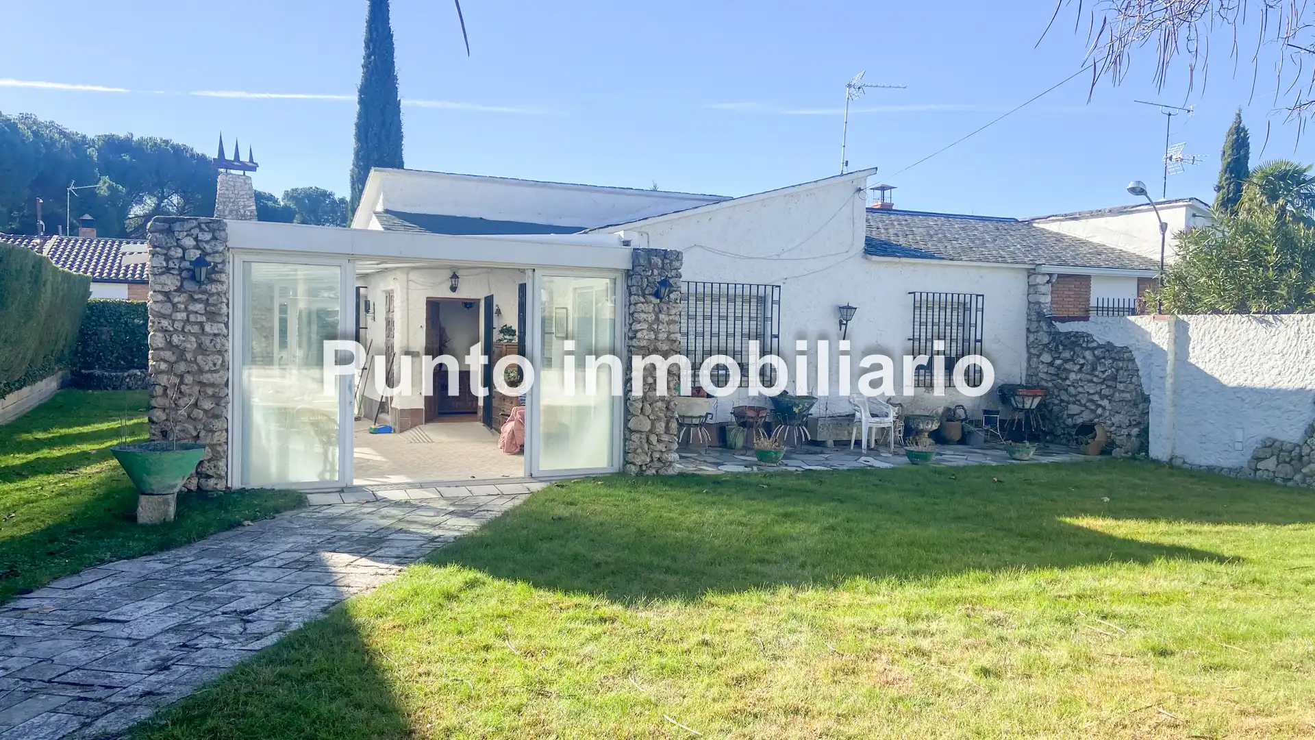 Vista exterior de Casa adosada en venta en Tudela de Duero con Calefacción, Jardín privado y Terraza