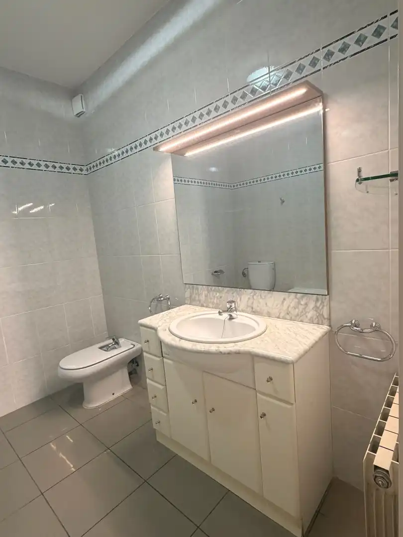 Bathroom of Flat for rent in Les Borges Blanques  with Air Conditioner, Heating and Parquet flooring