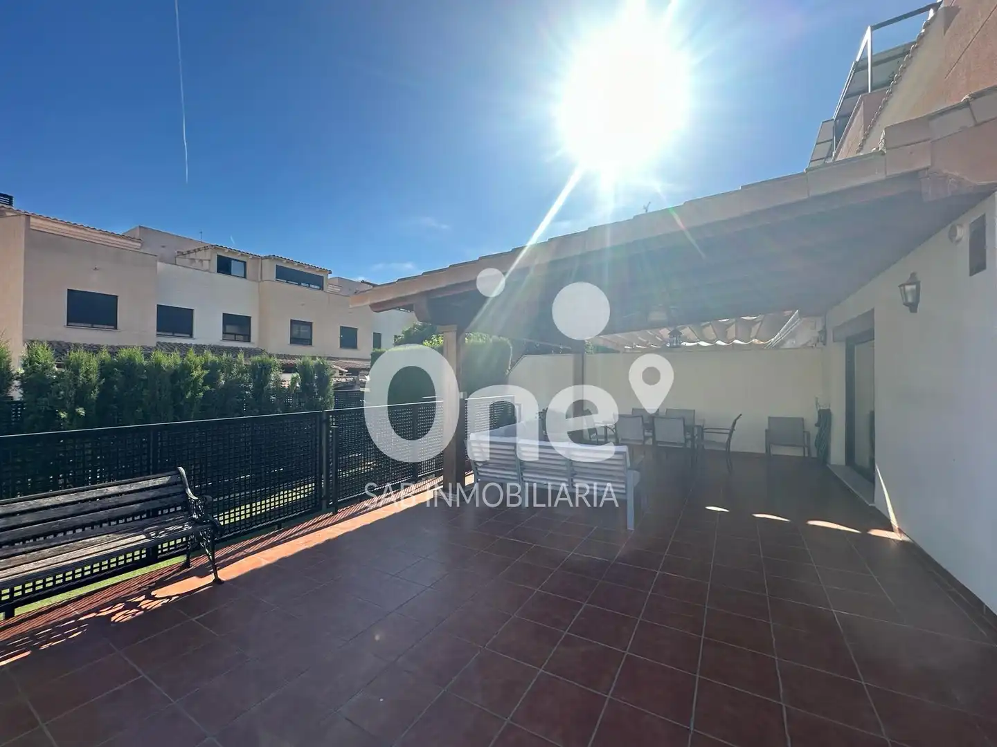 Terrasse von Einfamilien-Reihenhaus zum Verkauf in San Antonio de Benagéber mit Klimaanlage, Heizung und Privatgarten