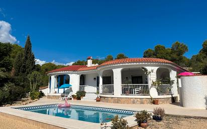 Vista exterior de Casa o xalet en venda en Benidorm amb Aire condicionat i Piscina