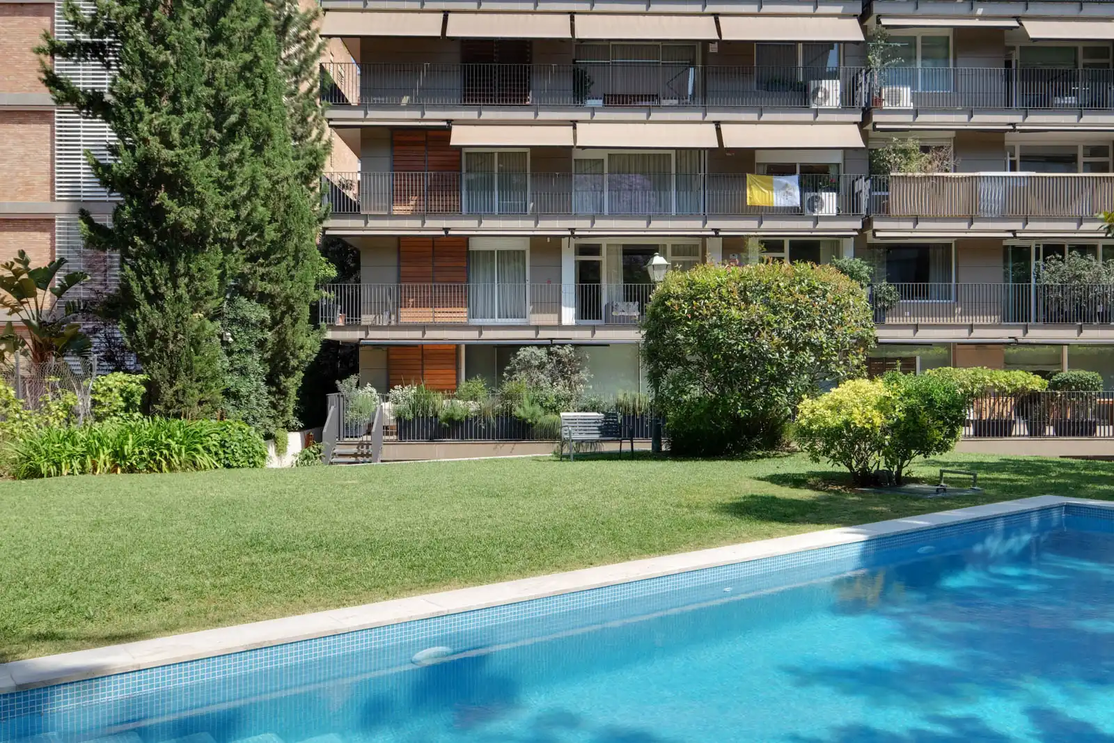 Schwimmbecken von Wohnung zum Verkauf in Barcelona mit Klimaanlage, Heizung und Ofen