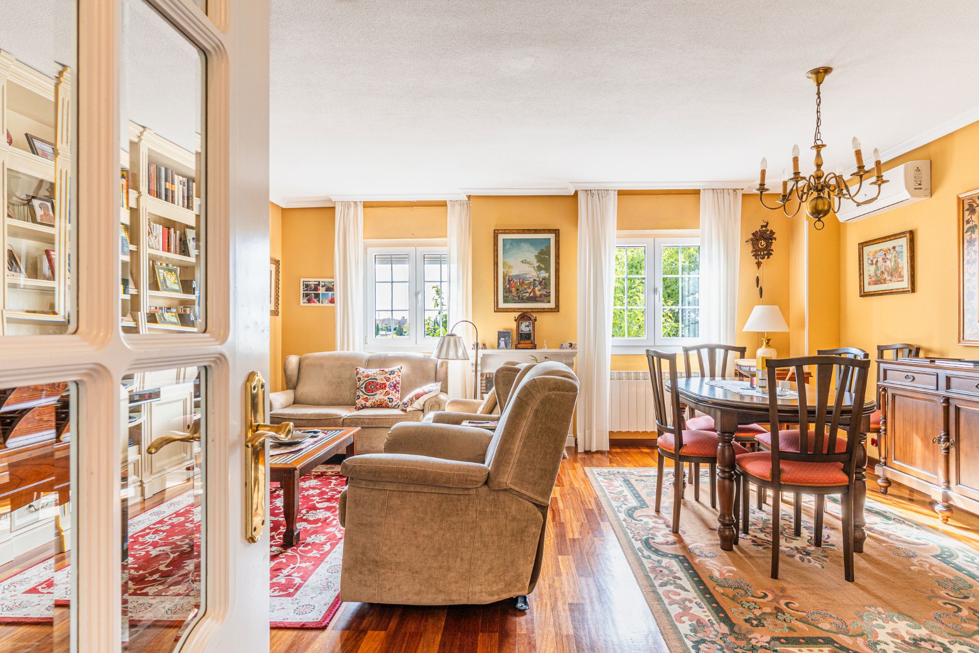 Sala de estar de Casa adosada en venta en Las Rozas de Madrid con Aire acondicionado, Calefacción y Jardín privado