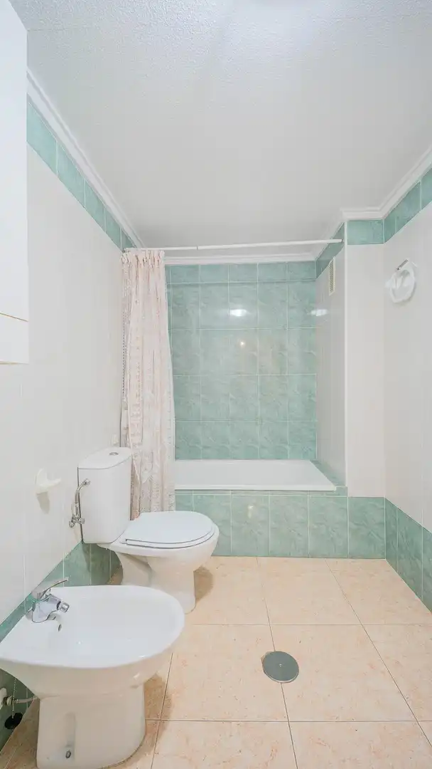 Baño de Apartamento en venta en Torrevieja con Terraza y Piscina comunitaria