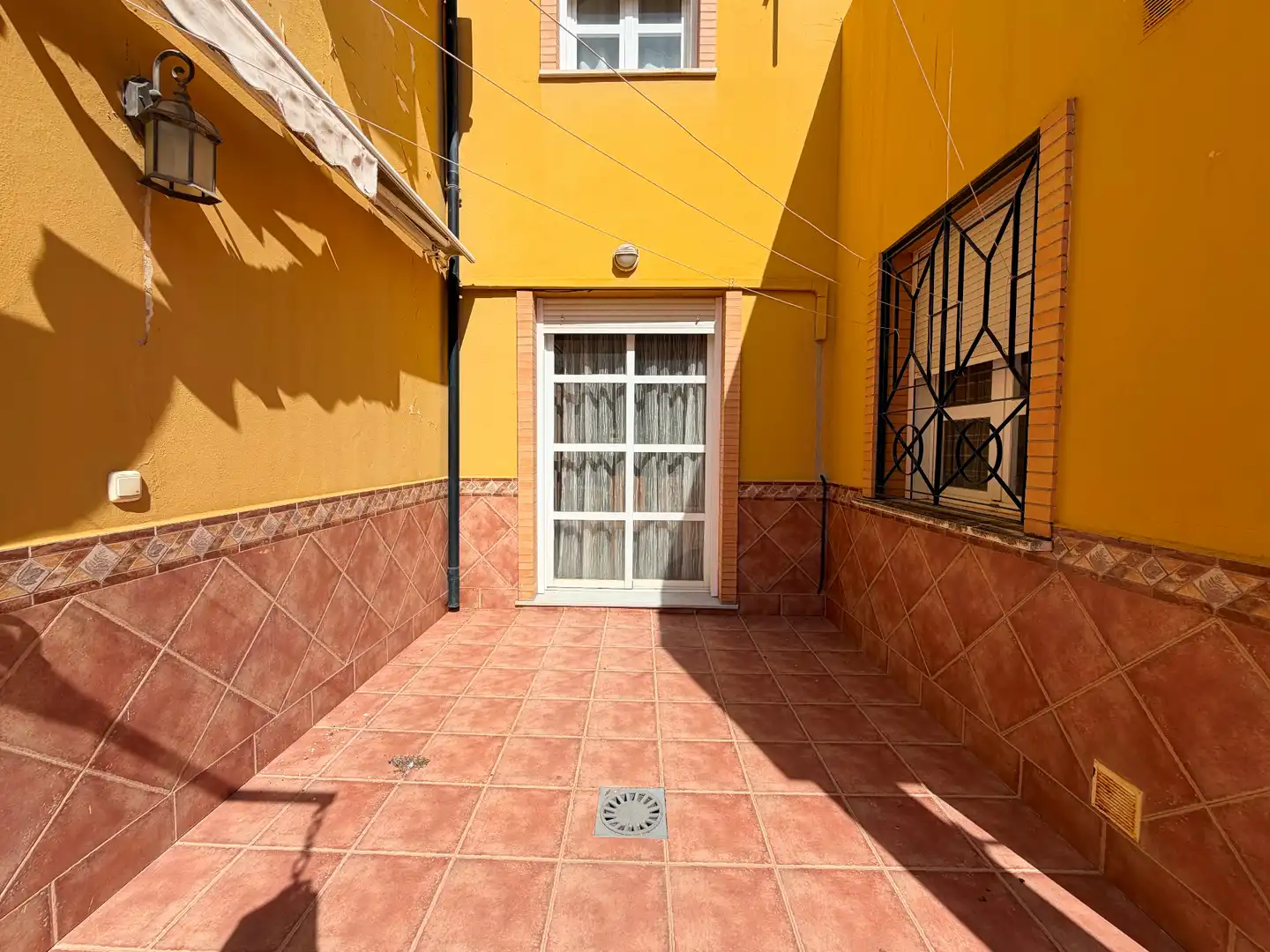 Vista exterior de Casa adosada en venda en Campillos amb Terrassa i Traster