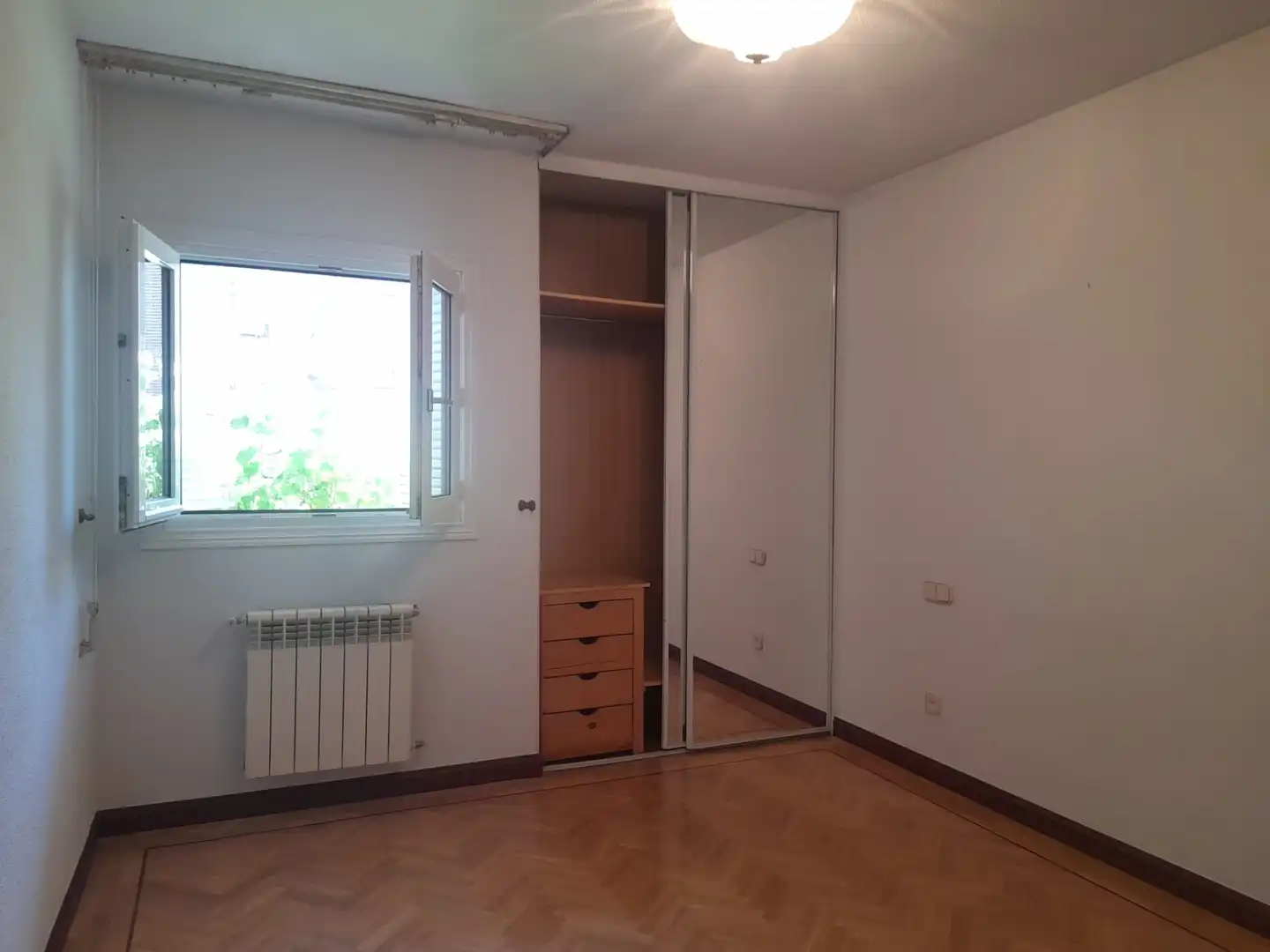 Habitación de Casa adosada en venta en Pozuelo de Alarcón con Aire acondicionado, Calefacción y Jardín privado