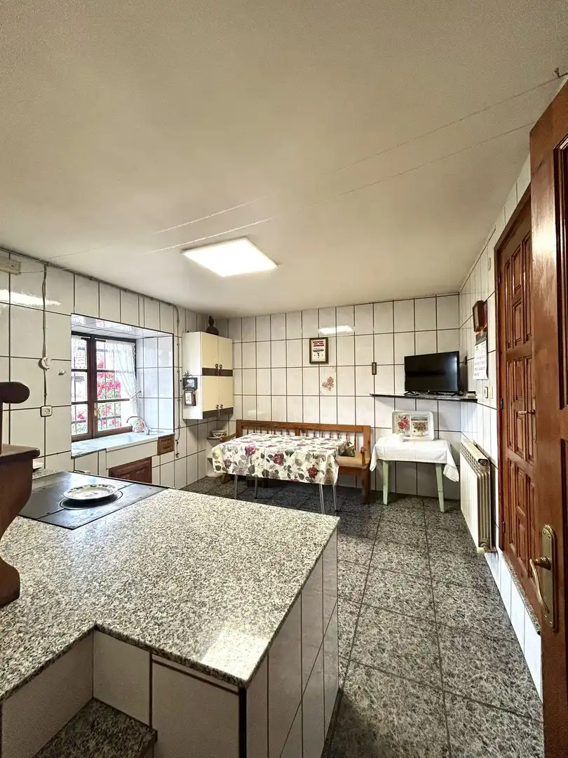 Cocina de Finca rústica en venta en Riello con Calefacción