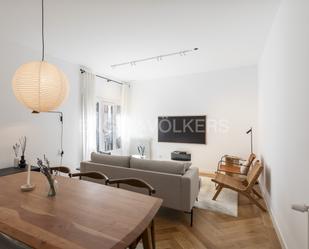 Sala d'estar de Apartament en venda en  Madrid Capital amb Aire condicionat, Calefacció i Moblat