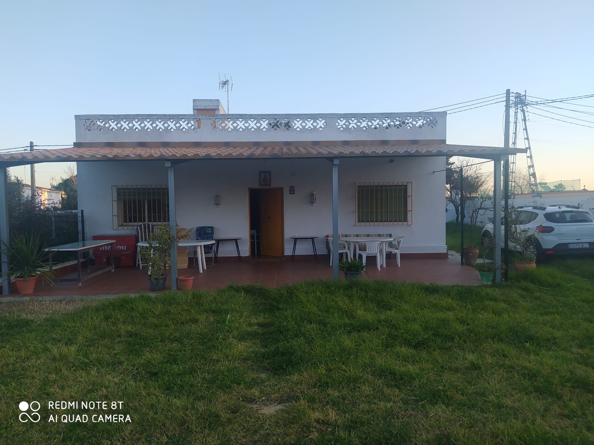 Vista exterior de Casa o xalet en venda en Chiclana de la Frontera amb Jardí privat, Terrassa i Traster