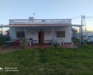 Vista exterior de Casa o xalet en venda en Chiclana de la Frontera amb Jardí privat, Terrassa i Traster