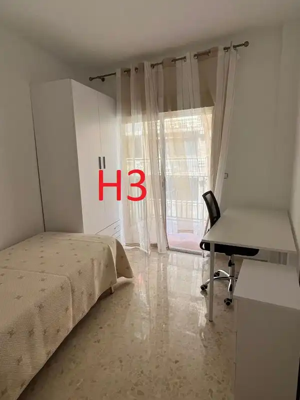 Schlafzimmer von Wohnung zur untervermieten in Granada mit Möbliert und Balkon