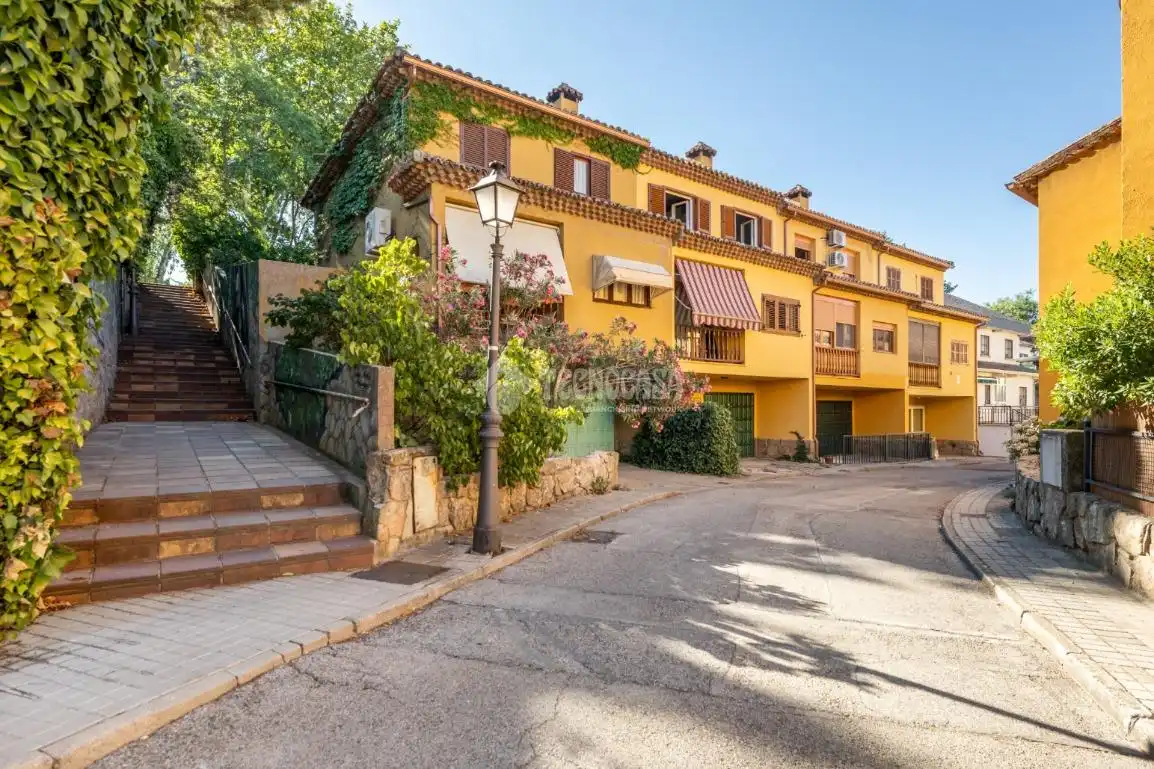 Vista exterior de Casa adosada en venta en Torrelodones con Calefacción, Jardín privado y Terraza