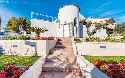 Vista exterior de Casa o xalet en venda en Cambrils amb Aire condicionat, Terrassa i Piscina