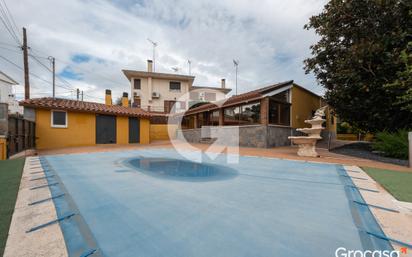 Vista exterior de Casa o xalet en venda en Terrassa amb Aire condicionat, Calefacció i Jardí privat