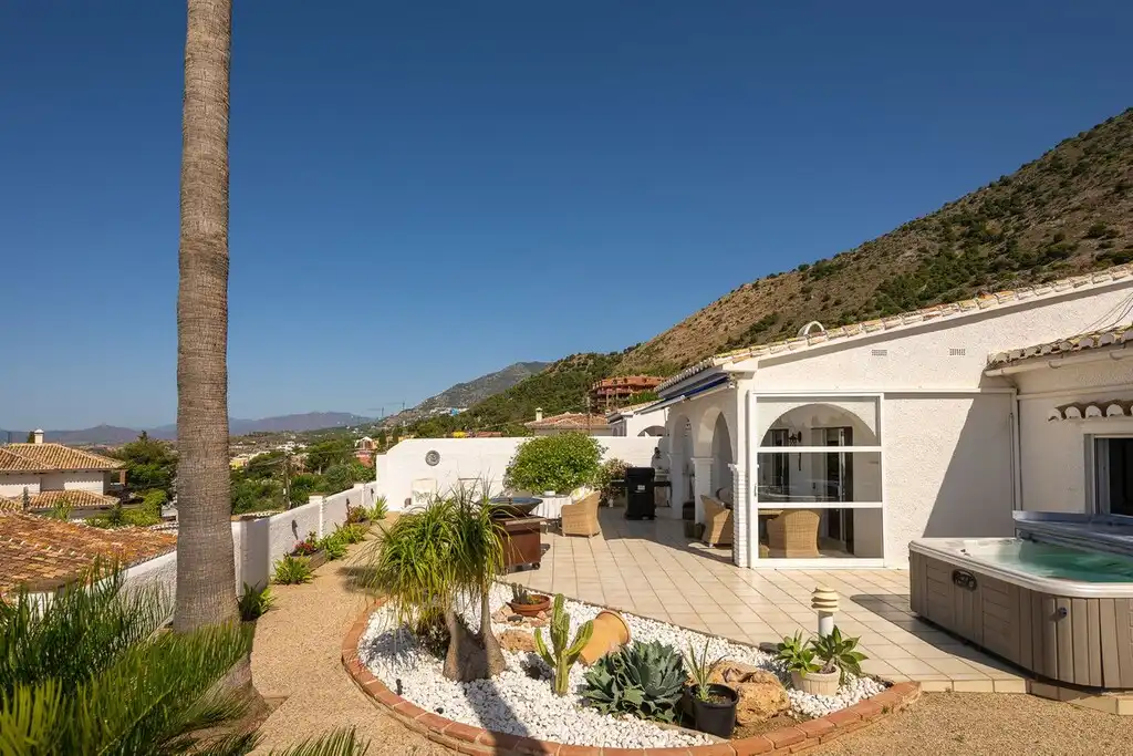 Vista exterior de Casa o xalet en venda en Benalmádena amb Aire condicionat, Jardí privat i Terrassa