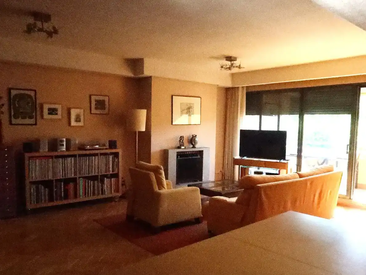 Sala d'estar de Pis en venda en Pozuelo de Alarcón amb Aire condicionat