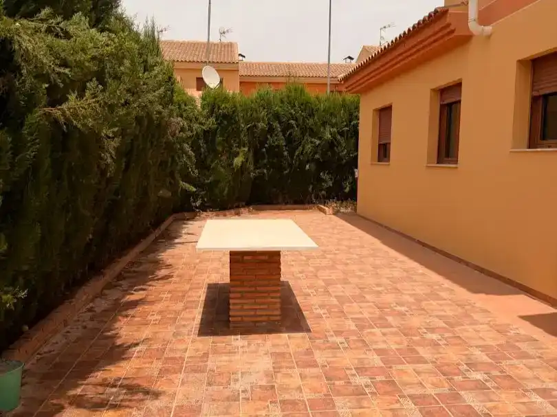 Jardí de Dúplex de lloguer en El Pinós / Pinoso amb Jardí privat, Parquet i Moblat