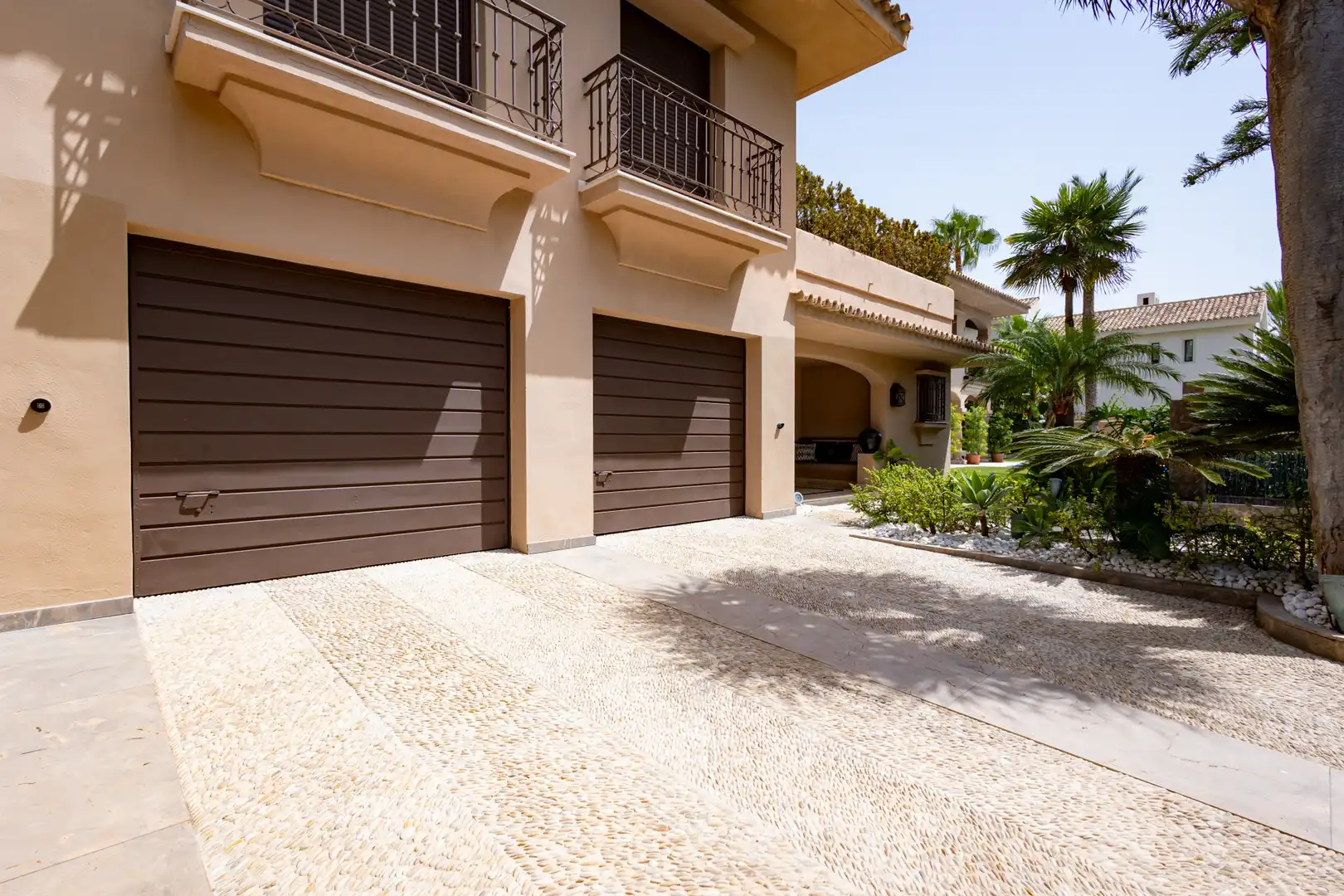 Vista exterior de Casa o xalet en venda en Marbella amb Aire condicionat, Jardí privat i Terrassa