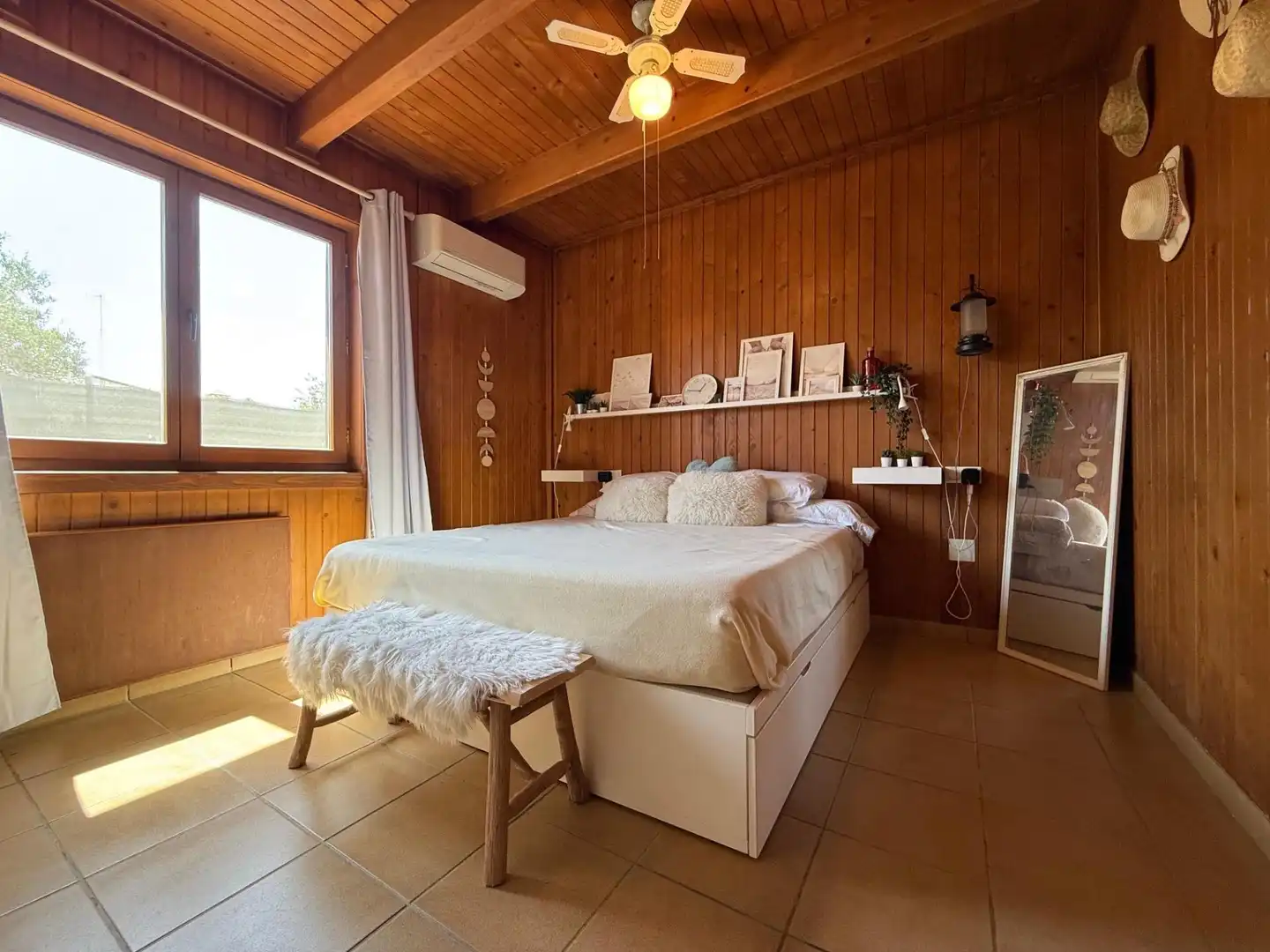 Dormitori de Finca rústica en venda en Estepona amb Aire condicionat, Jardí privat i Piscina
