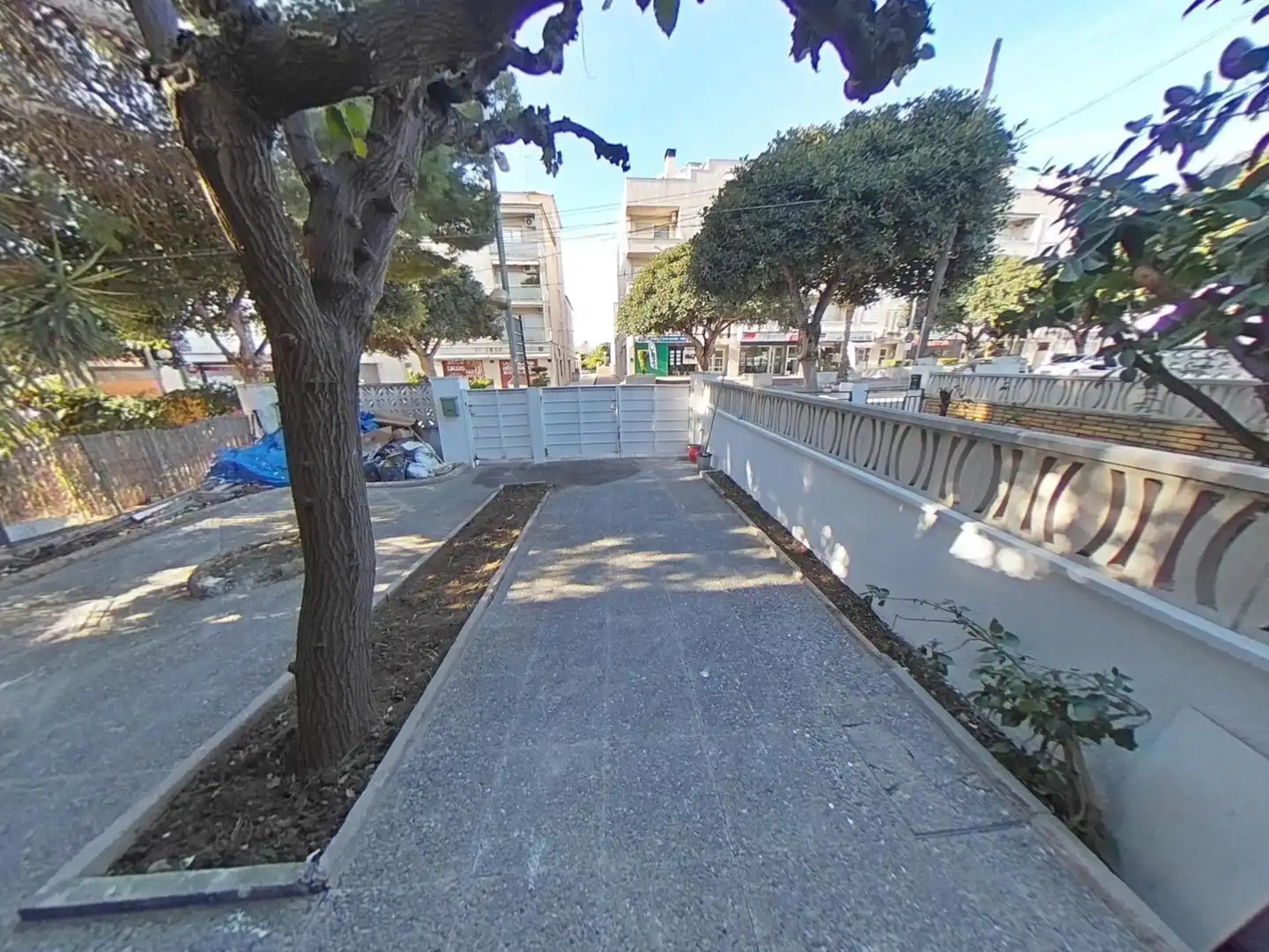 Außenansicht von Einfamilien-Reihenhaus zum Verkauf in El Vendrell mit Privatgarten und Parkett
