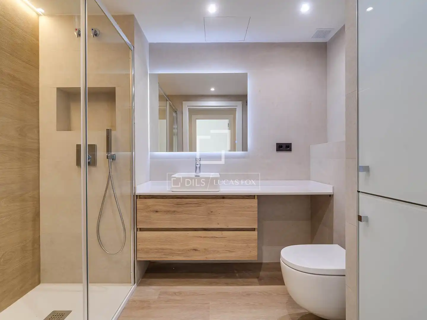 Bathroom of Flat for rent in Barcelona  with Air Conditioner and Parquet flooring