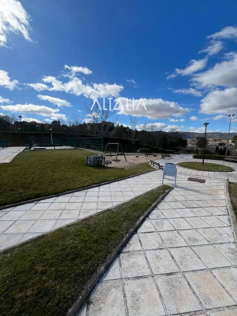 Jardín de Casa adosada en venta en Cuenca con Calefacción, Piscina y Piscina comunitaria