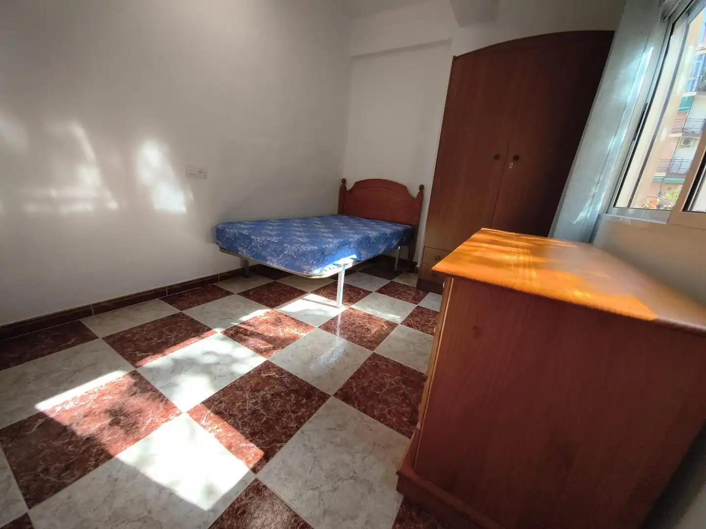 Habitación de Piso de alquiler en Granada con Terraza y Amueblado