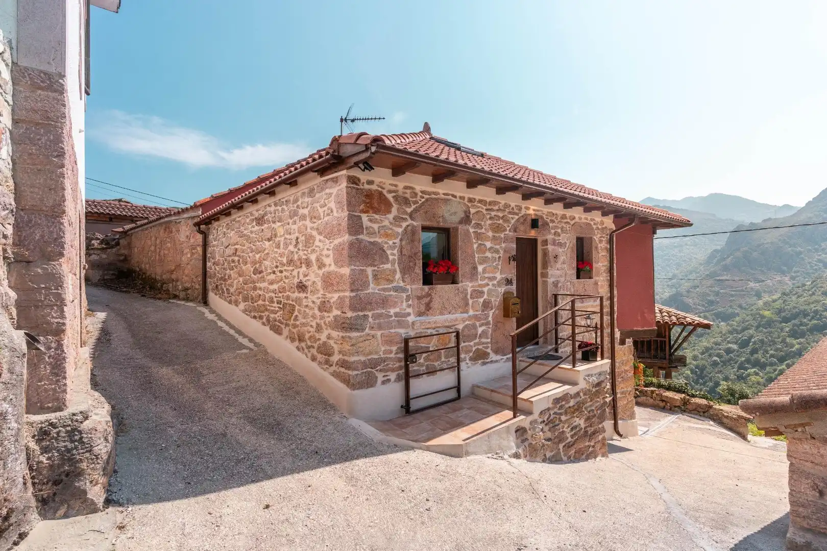 Vista exterior de Casa o xalet en venda en Somiedo amb Aire condicionat, Calefacció i Terrassa