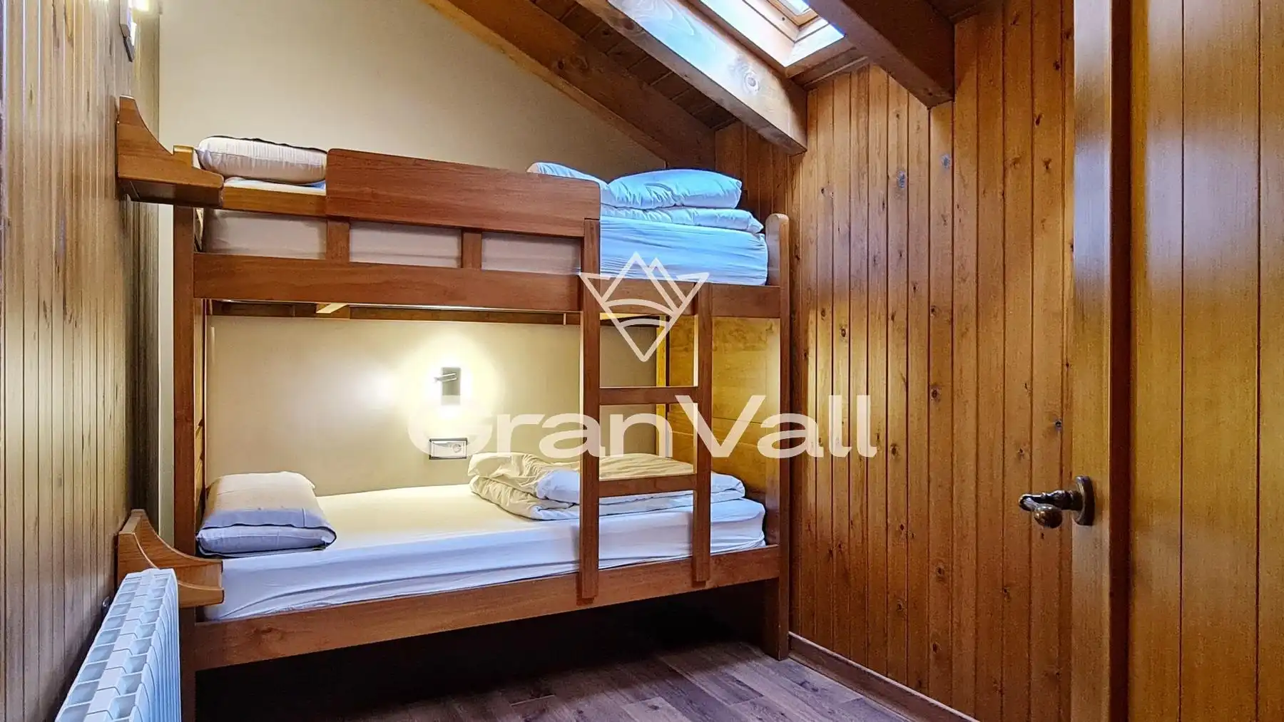 Schlafzimmer von Dachboden zum Verkauf in Alp mit Heizung und Möbliert