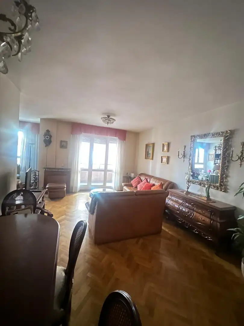 Sala de estar de Piso en venta en León Capital  con Calefacción, Terraza y TV