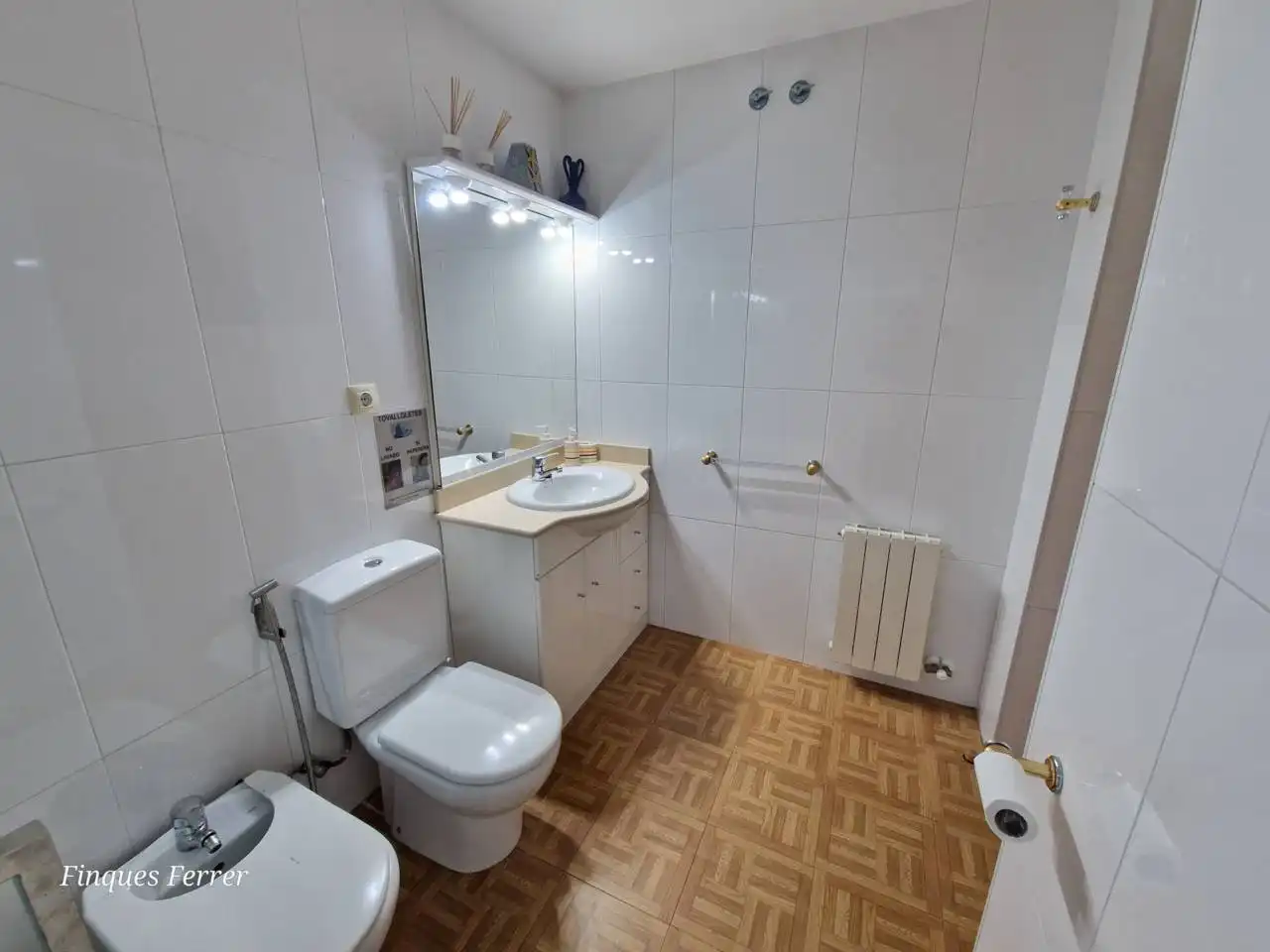 Baño de Piso de alquiler en Cubelles con Aire acondicionado, Calefacción y Jardín privado