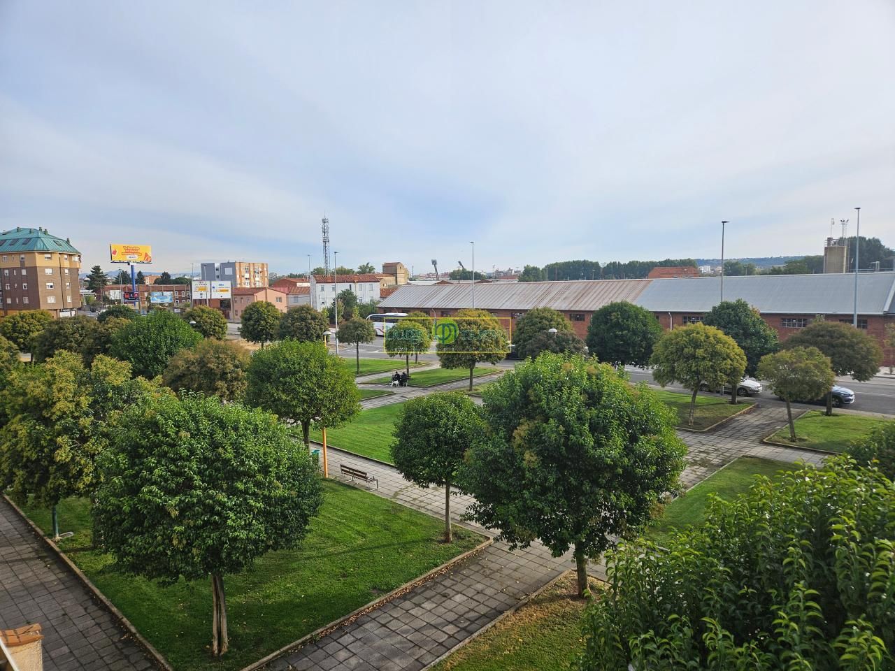 Vista exterior de Apartament en venda en León Capital  amb Calefacció, Parquet i Traster