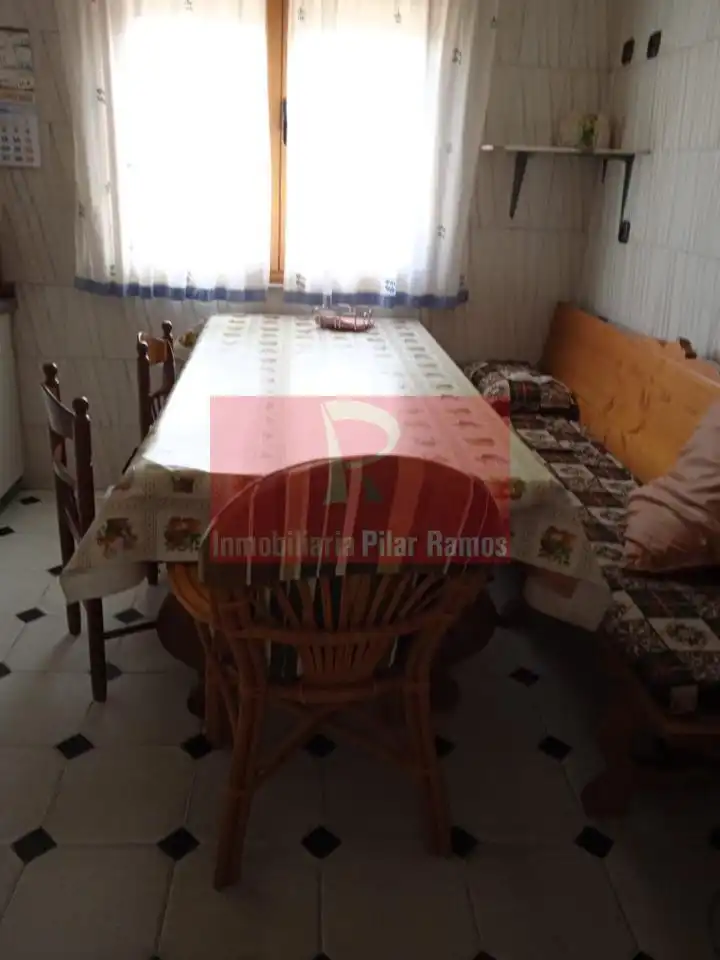 Menjador de Casa o xalet en venda en Destriana amb Calefacció, Jardí privat i Parquet